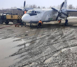 У російському аеропорту літак застряг у багнюці