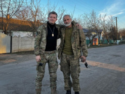 Коля Сєрга показався з 60-річним татом-військовим, який служить на фронті