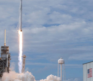 SpaceX создаст для военных технологию доставки грузов тяжелыми ракетами