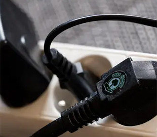 Безпека понад усе: які прилади варто витягнути з розетки під час вимкнення світла