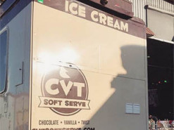 В США владелец фургона с мороженым ввел двойную плату для навязчивых блогеров