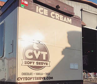 В США владелец фургона с мороженым ввел двойную плату для навязчивых блогеров