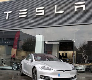 У щонайменше 90 автосалонах Tesla у США відбулись протести проти Ілона Маска