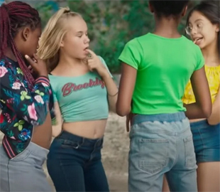 Netflix показал трейлер французского фильма "Милашки", который требуют удалить с сервиса еще до выхода