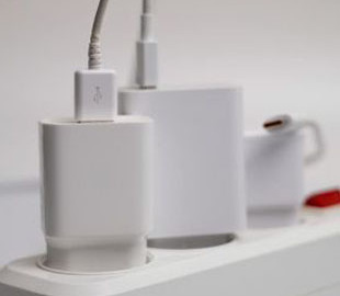 Не можна залишати у розетці: які прилади треба вимикати перед виходом з дому