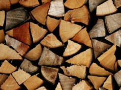 Жінка хотіла купити дрова, натомість втратила 4 тисячі гривень