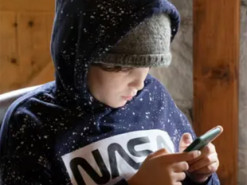 Данія забороняє мобільні телефони у школах