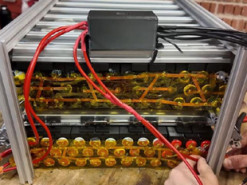 Блогер зібрав з 500 старих вейпів величезний павербанк, здатний живити будинок