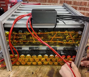 Блогер зібрав з 500 старих вейпів величезний павербанк, здатний живити будинок