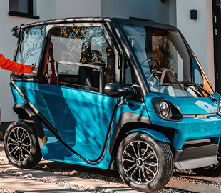 Представлений крихітний електромобіль з клімат-контролем та сонячною батареєю Squad