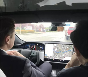 Илон Маск прокатил китайского посла на мощной беспилотной Tesla