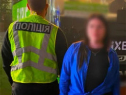 Обіцяла роботу за кордоном: на Київщині затримали жінку, яка вербувала в інтернеті жінок для секс-праці