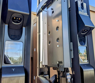 Нові зарядні станції Tesla отримали Magic Dock