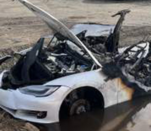Бита Tesla загорілась через місяць після аварії