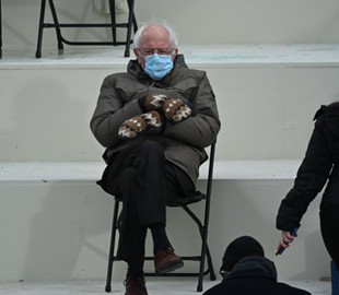 Фото Берни Сандерса в варежках стало главным мемом инаугурации Байдена: лучшие шутки из соцсетей