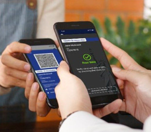 В Нью-Йорке вакцинацию от COVID-19 будут подтверждать с помощью QR-кода