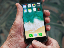 «еСмартфоны» для людей старше 60 лет привяжут к конкретным абонентам