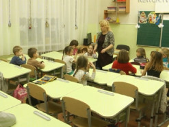 За парти сіли учні однієї чернігівської школи, решта – на дистанційному навчанні