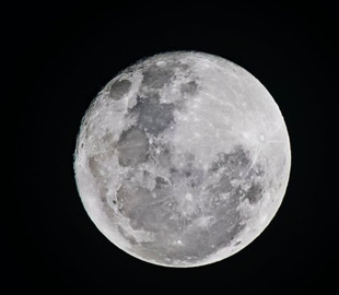 На Місяці утворився новий кратер: у нього врізалася ракета