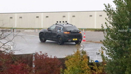 1porsche-macan-electric-first-spy-photo-rear-three-quarters.jpg (82 KB)