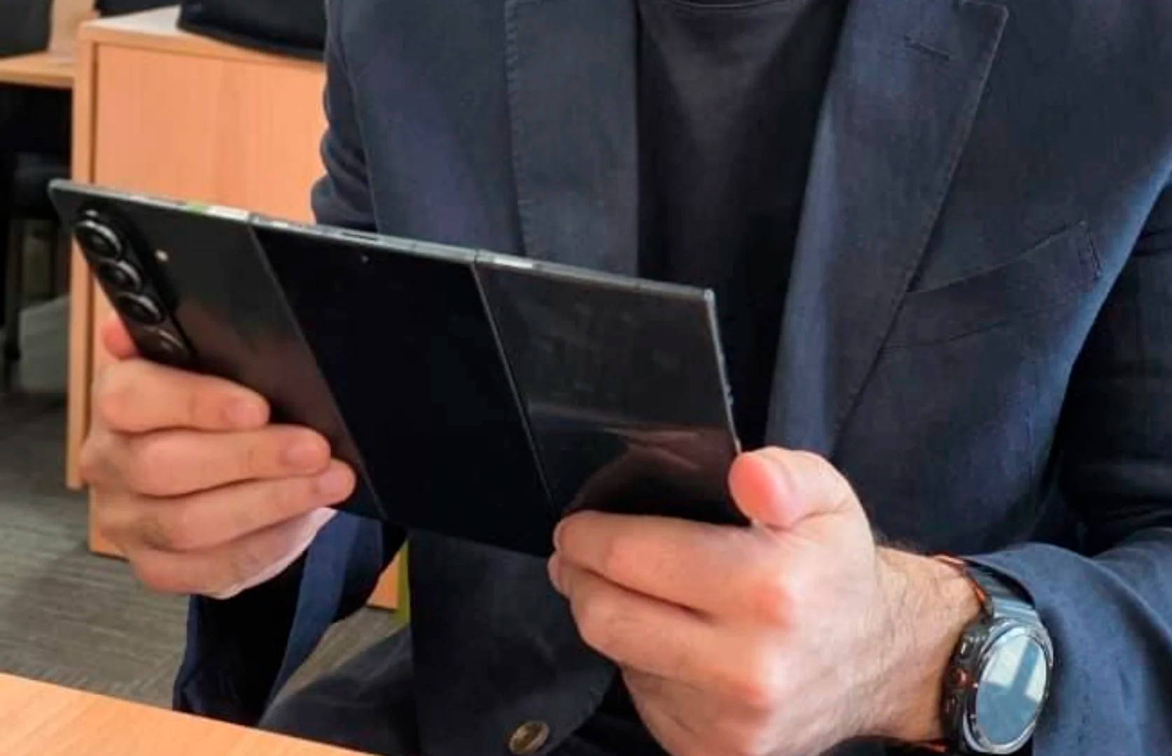 Samsung-Galaxy-Z-TriFold-Four-Rear-Cameras-Prototype.jpg (215 KB)