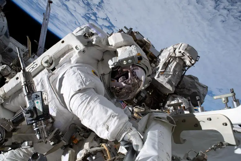 Astronaut-Nicole-Mann-During-Her-First-Spacewalk-777x518.webp (49 KB)