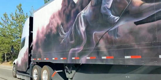 nezvichajnu-elektrovantazhivku-tesla-semi-pomitili-na-dorozi-v-ssha.jpg (123 KB)