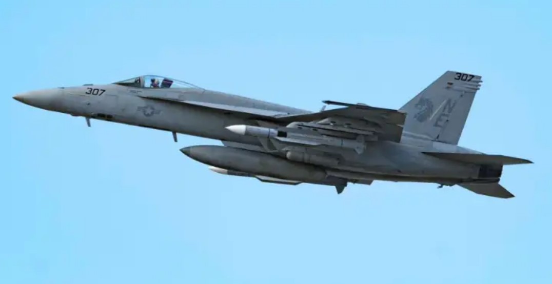 foto-2.-litakiv-fa18ef-super-hornet-iz-novym-typom-ozbroyennya-aim174b-novoyu-raketoyu-klasu-povitrya-povitrya.jpg (36 KB)