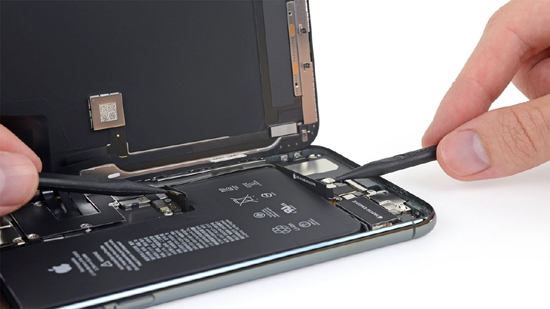 3iPhone-11-Teardown-2.jpg (102 KB)