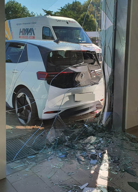 1first-two-volkswagen-id3-crashes-caused-by-drivers-aged-70-years-apart_3-740x1024.jpg (96 KB)