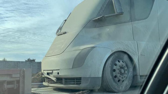 21585067944_tesla-zavershila-ispytaniya-gruzovikov-semi-na-alyaske2.jpg (46 KB)