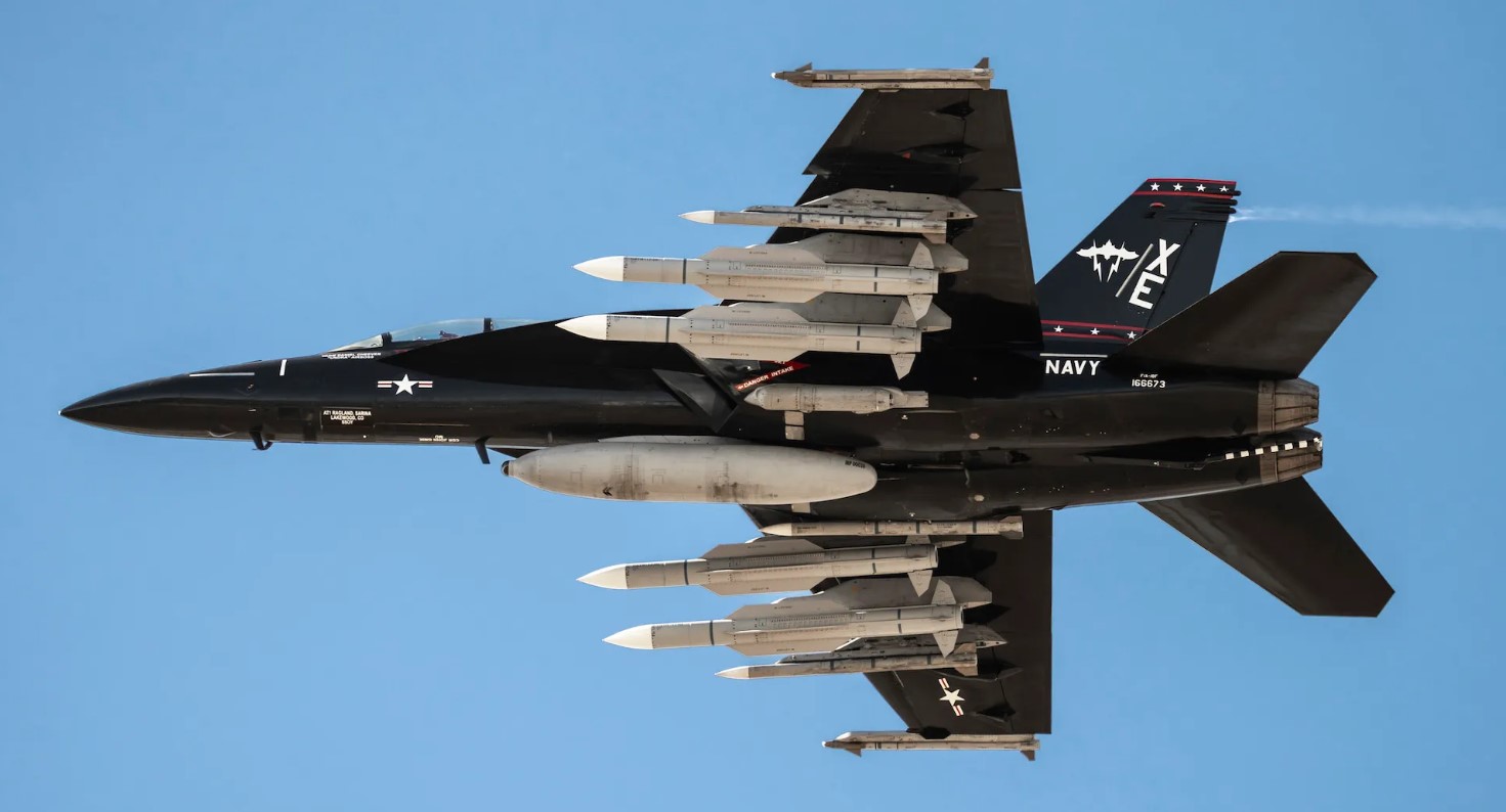 2foto-4.-litak-fa-18-hornet-odrazu-z-chotyrma-aim-174-v-poloti.jpg (106 KB)