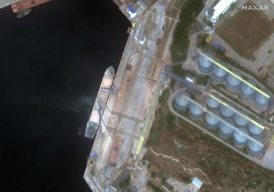 104_closer-view-of-ship-loading-grain_sevastopol_12june2022_wv2.jpg (125 KB)