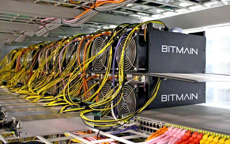 1512722237_bitcoin_mining_computers_are_pictured_in_bitmain_s_57830be267.jpg (112 KB)